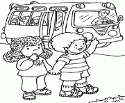 Coloriage deux enfants rentrent de l ecole en bus scolaire