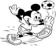 Coloriage Mickey joue au football