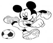 Coloriage Mickey joue au foot