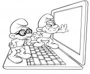Coloriage Schtroumpf et le Grand Schtroumpf devant un ordinateur laptop